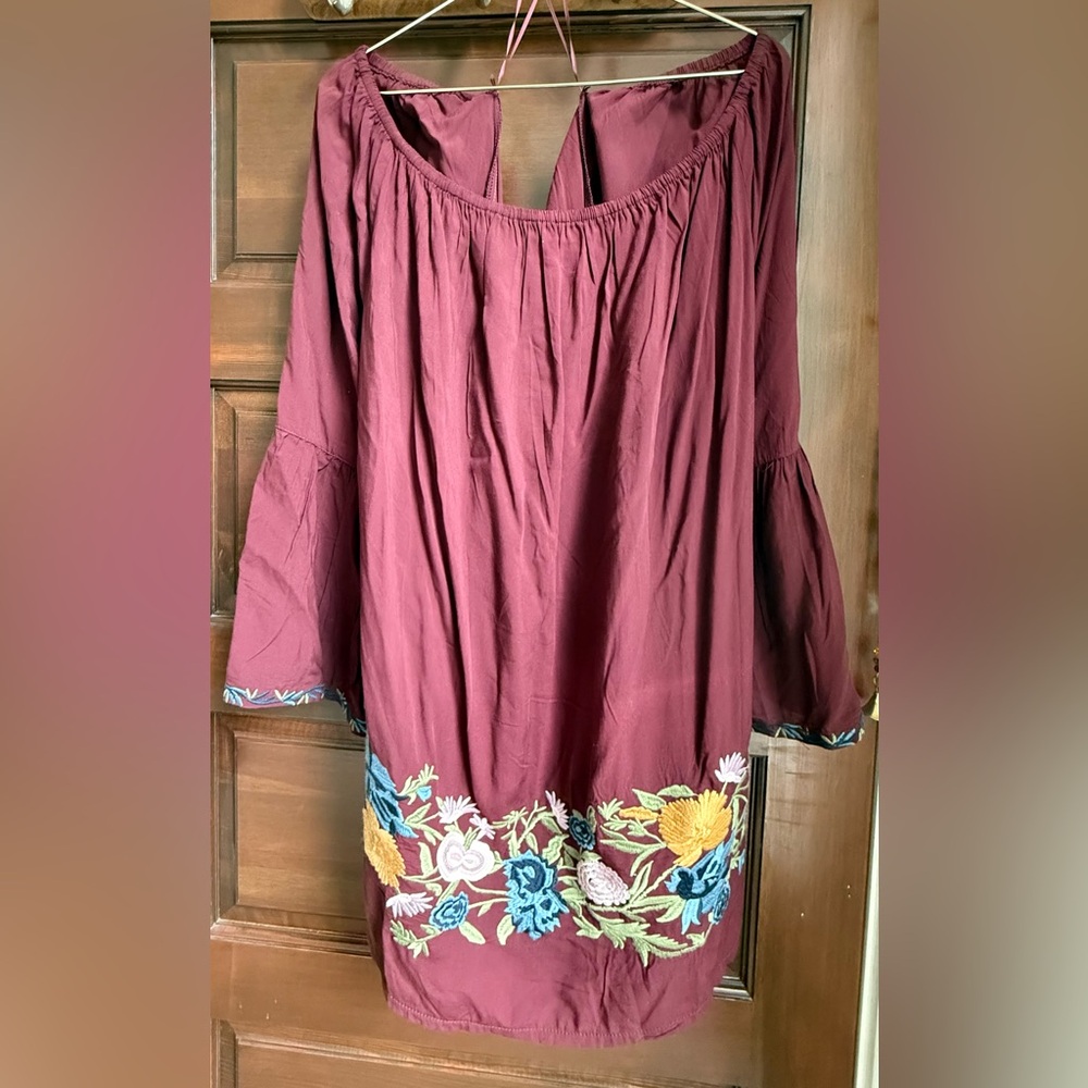 NWOT Solitaire Plus Maroon Embroidered Embellished 3/4 Sleeve Tunic